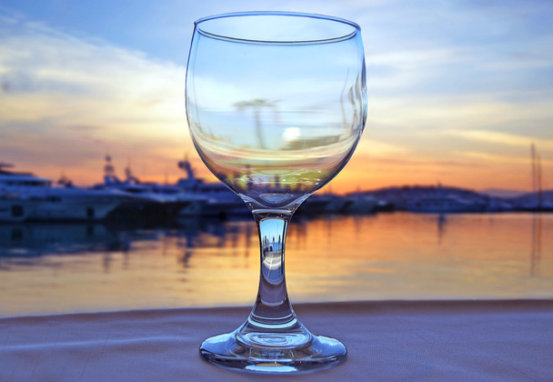  transparentes Glas vor dem Sonnenuntergang - Foto, Bild