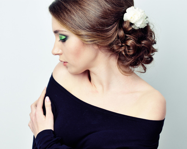 Chica joven con flores en el pelo
 - Foto, Imagen