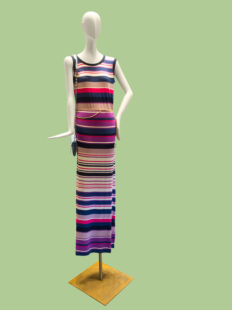Vrouwelijke etalagepop draagt een gebreide jurk - Foto, afbeelding