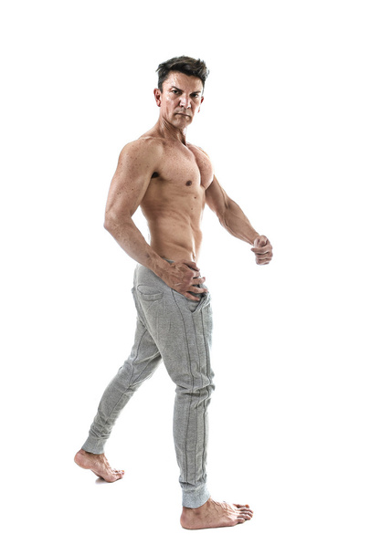40s hispanique sport homme et bodybuilder posant avec torse nu montrant ajustement corps musculaire
 - Photo, image