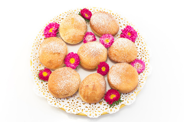 Zelfgemaakte Donuts, versierd met bloemen - Foto, afbeelding