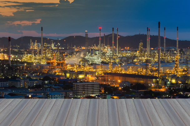Luchtfoto, olie raffinaderij lichten op twilight, berg achtergrond - Foto, afbeelding