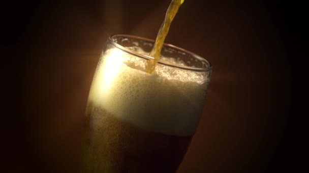 Φίλτρο αστεριού γεμίσματος μπύρας σκοτεινής κεχριμπάρι - Πλάνα, βίντεο