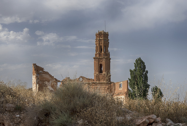 Ruiny wioski Belchite, zniszczony przez bombardowania hiszpańskiej wojny domowej - Zdjęcie, obraz