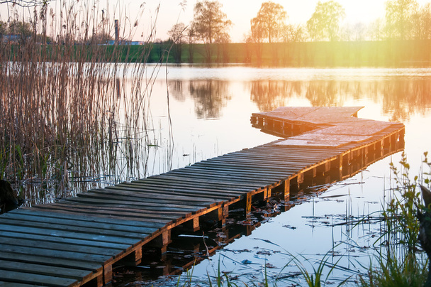 jetée en bois sur le lac sous le coucher du soleil
 - Photo, image