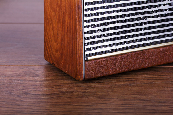 Radio de estilo retro antiguo sobre una superficie de madera
 - Foto, Imagen