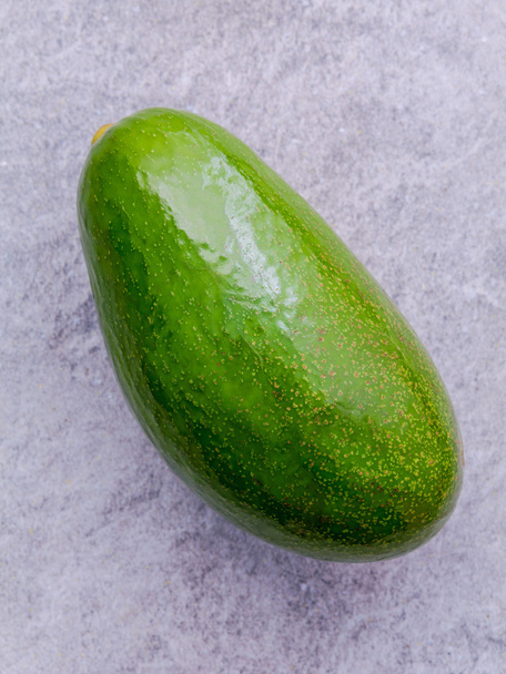Čerstvý avokáda na pozadí kamene. Organické Avokado zdravé potraviny  - Fotografie, Obrázek