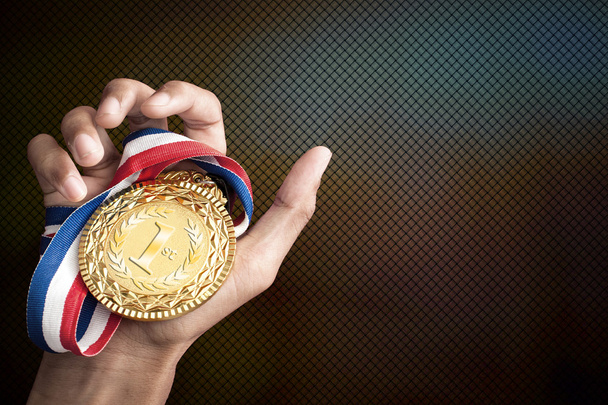 рука тримає золотий трофей
 - Фото, зображення