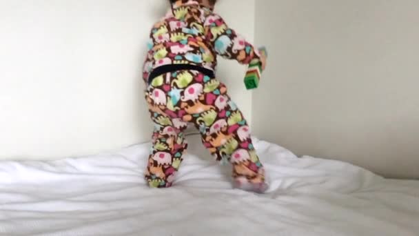 Hidasliikkeinen iloinen pieni tyttö hyppää sängylle
 - Materiaali, video