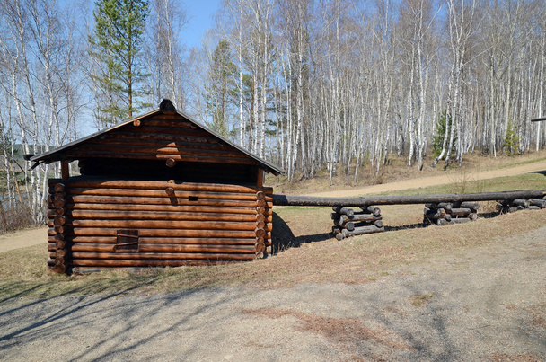 Gebiet Irkutsk, ru-mai, 10 2015: Kaskade von Wassermühlen Mitte des XX Jahrhunderts im Museum für Holzarchitektur taltsy - Foto, Bild