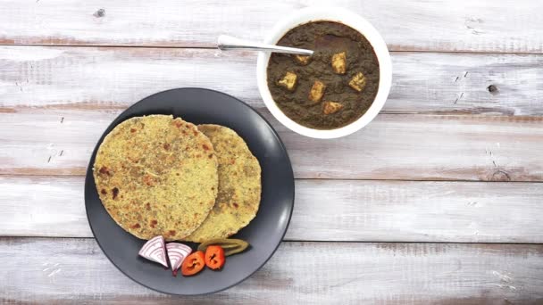 Gujarati flatbread Methi Thepla served with Punjabi Palak Paneer - Footage, Video