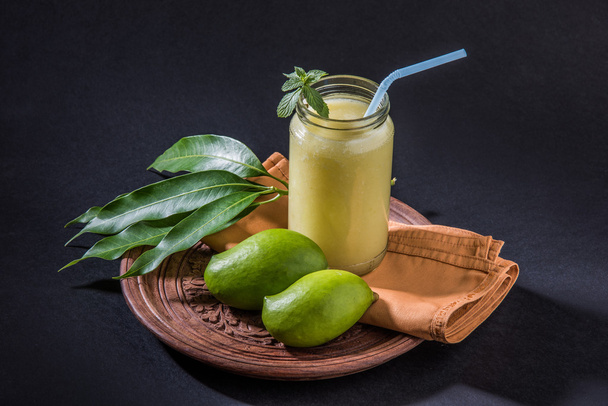 Jus de mangue vert également connu sous le nom de kairi panha, aam panna, Mango Pahna, boisson verte à la mangue, smoothie frais à la mangue verte aux mangues vertes
 - Photo, image