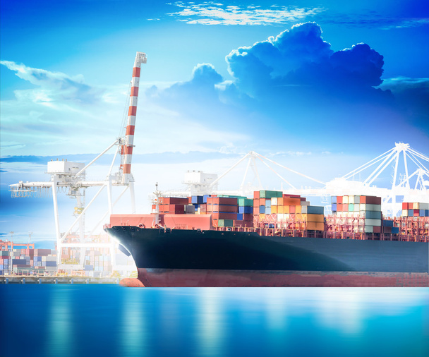 Container vrachtschip met kraan brug in scheepswerf op blauwe hemel, goederenvervoer, containerschip, verzendkosten, industriële schip, nautische vaartuig, logistieke Import Export achtergrond werken. - Foto, afbeelding