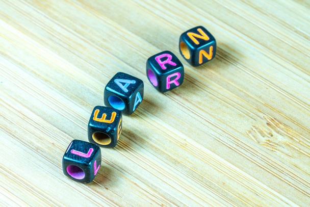 Cube de lettre coloré avec surface de texture en bambou. Coopération éducative
 - Photo, image