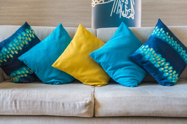 Belo travesseiro de luxo no sofá
 - Foto, Imagem