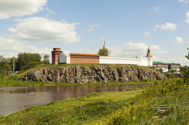 Verkhoturye, Oroszország - 2016. június 18.: Kő szerkezet hosszú téglafal, tornyok, a sarkoknál az ő formájában. Az építőiparban a rock, a folyó partján áll. Verkhotursky kő Kreml volt egy hatalmas kastély bírók obstro - Fotó, kép