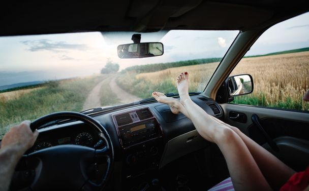 Concetto di viaggio in auto Freedom donna rilassante con i piedi sul cruscotto. Donna sexy in macchina
. - Foto, immagini
