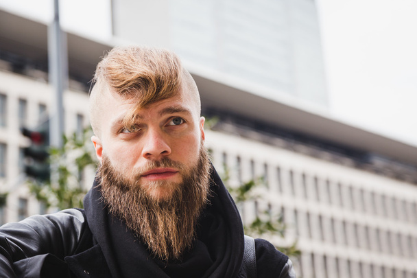 Stylish bearded man posing in the street - Fotoğraf, Görsel
