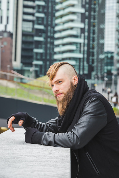 Stylish bearded man posing in the street - Valokuva, kuva