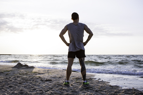 Sporty man  on the beach - Valokuva, kuva