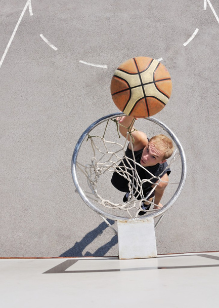 Basketball player shooting the ball - Foto, imagen
