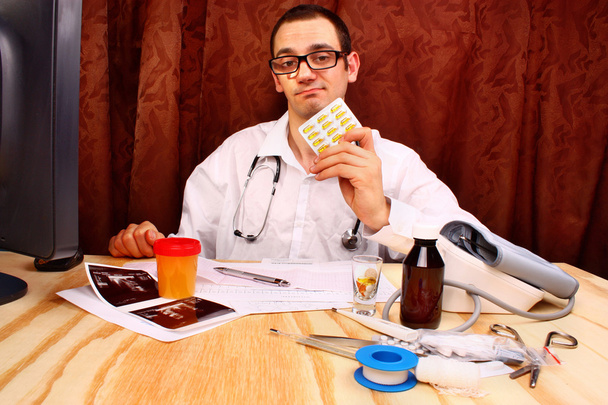 O médico dá ao paciente um comprimido
 - Foto, Imagem