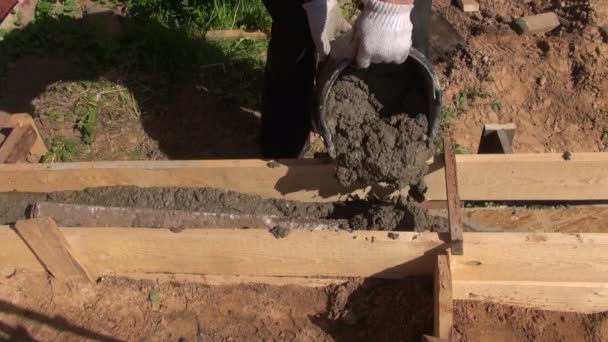 Fundación de llenado de trabajadores con cemento
 - Metraje, vídeo