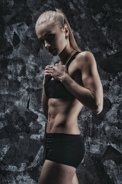 Mięśni kobieta na szarym tle - Zdjęcie, obraz