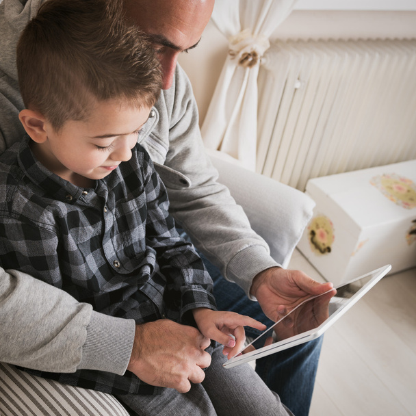 padre e figlio che giocano con tablet digitale - Foto, immagini