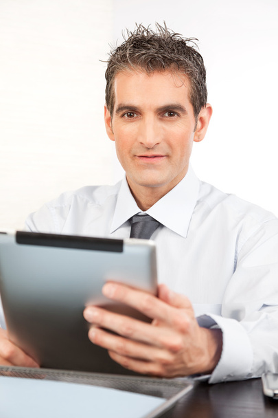 Businessman Holding Digital Tablet - Foto, afbeelding