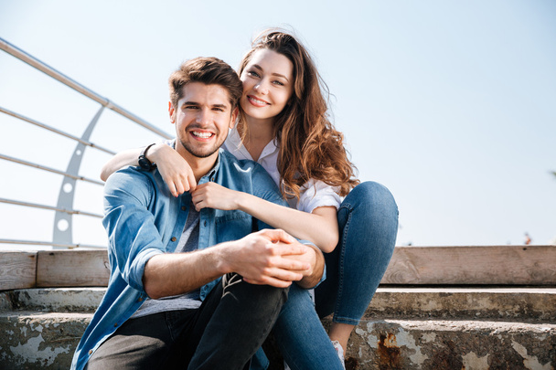 Portrait of a smiling young couple hugging - Foto, Bild