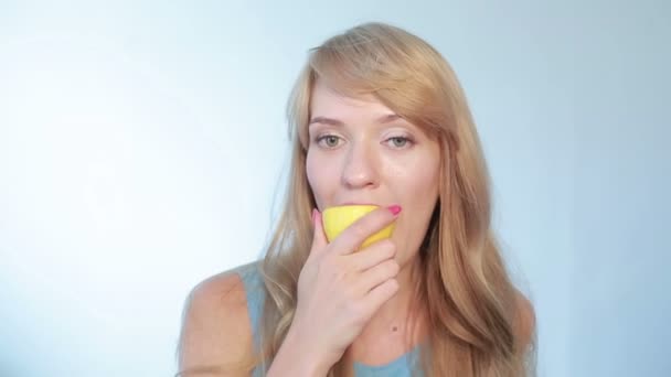 Ragazza che morde un limone
 - Filmati, video
