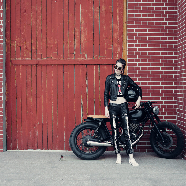 Biker girl and vintage custom motorcycle - Φωτογραφία, εικόνα