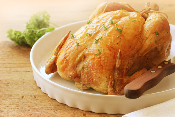 pečené kuře na dřevěné pozadí - Fotografie, Obrázek