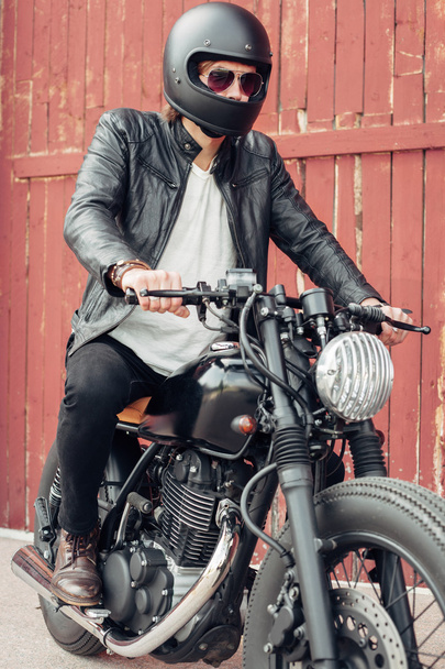 Biker and vintage custom motorcycle - Φωτογραφία, εικόνα