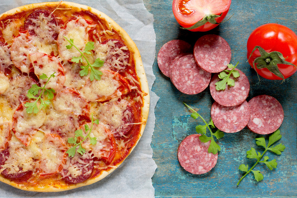 Pizza italienne savoureuse avec pepperoni, tomates, fromage et herbes s
 - Photo, image