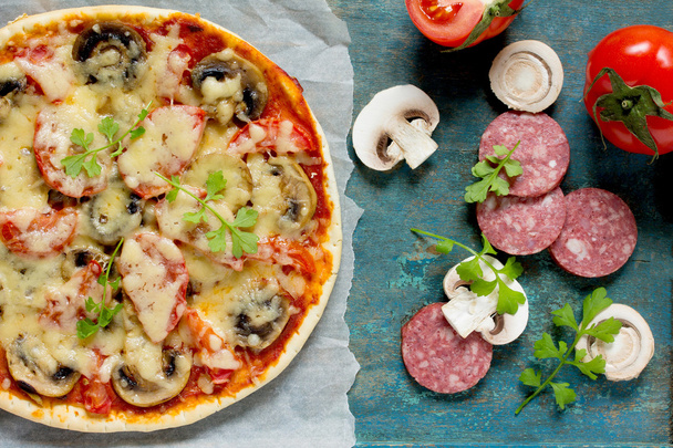 Smaczny włoskiej pizzy pepperoni, pomidory, ser i mushroo - Zdjęcie, obraz