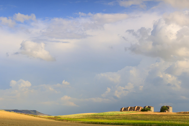 Tussen Apulië en Basilicata: boerderijen verlaten in een tarwe velden. Italië.  - Foto, afbeelding