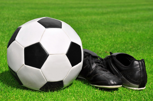 Futbol topu ve ayakkabısı - Fotoğraf, Görsel