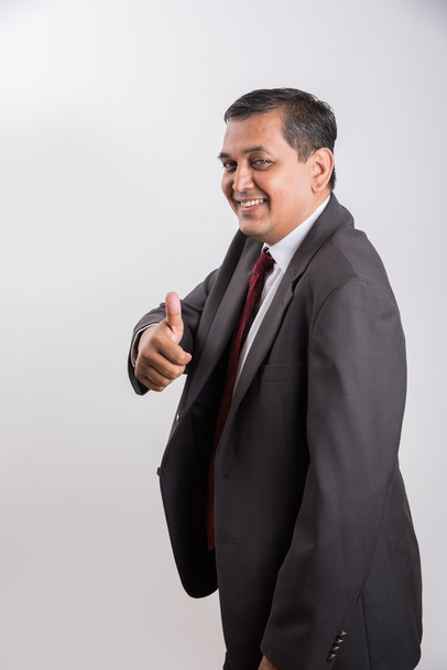 portrét indického podnikatele zobrazující vítězství nebo palce jako symbol úspěchu, úspěšný indický obchodník, portrét sebevědomého asijského obchodníka s vítězstvím - Fotografie, Obrázek