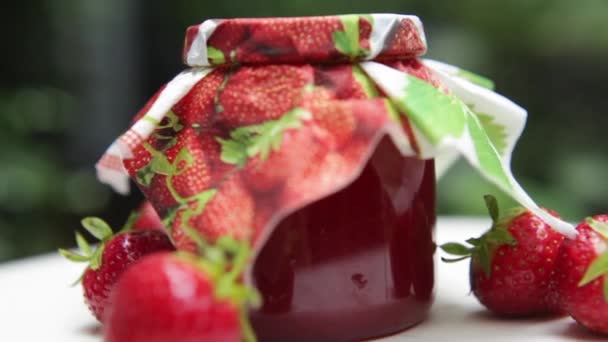 Bio hausgemachte Erdbeermarmelade Glas und Beeren rotierenden - Filmmaterial, Video