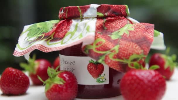 βιο ποτήρι σπιτική μαρμελάδα φράουλα και μούρα περιστρεφόμενες - Πλάνα, βίντεο
