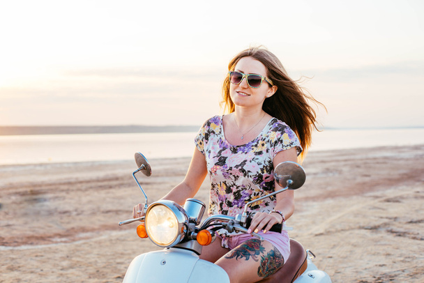 Young pretty woman on bike - Valokuva, kuva