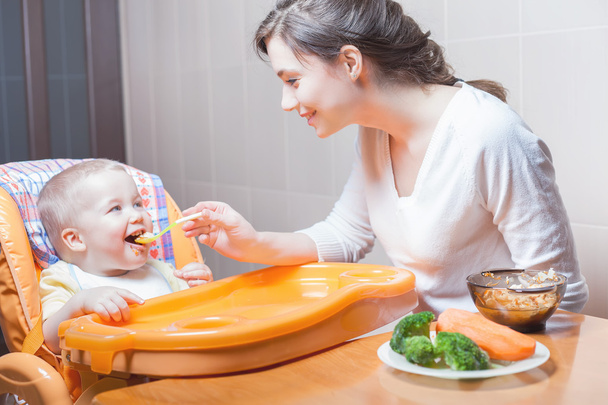 Mom feeds the baby soup. Healthy and natural baby food - Foto, Imagen
