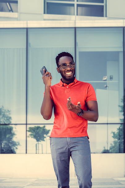zwarte man met smartphone - Foto, afbeelding