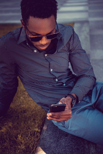  African male using smartphone - Foto, Imagem