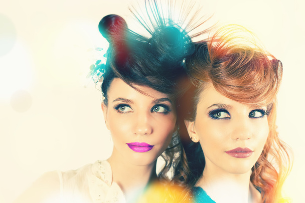absolut hinreißende Zwillinge Mädchen mit Mode Make-up und Frisur - Foto, Bild