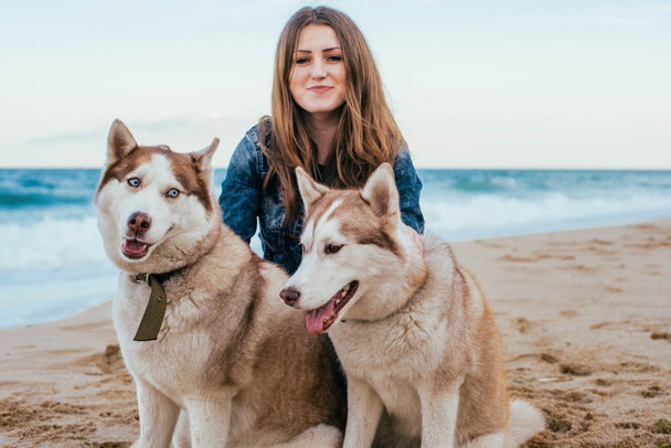 Woman and husky at the beach - Foto, Imagen