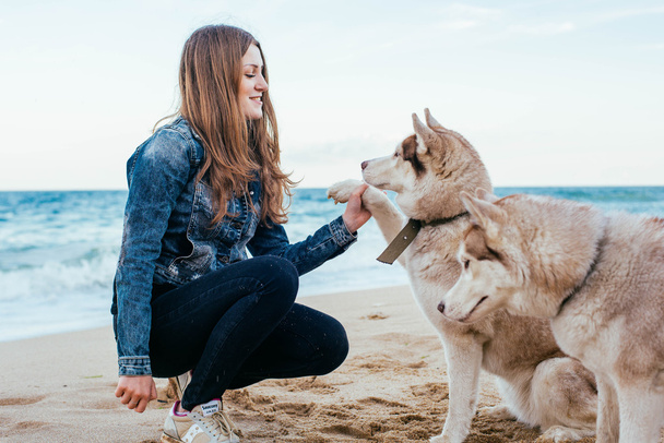 Woman and husky at the beach - Foto, Imagem