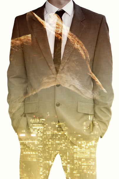 doble exposición de hombre de negocios, coyote y paisaje urbano
 - Foto, Imagen